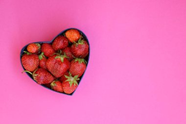 çilek şeklinde kalp kutu içinde