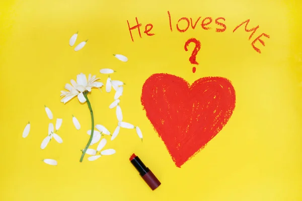 Vraag: Hij houdt van mij? geschreven door lippenstift — Stockfoto