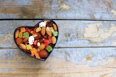 Kalp şeklinde kutu şekerler