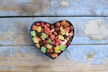 Kalp şeklinde kutu şekerler