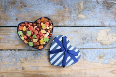 Kalp şeklinde kutu şekerler