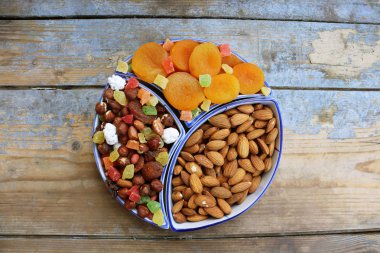 Kalp şeklinde kutu şekerler