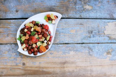 Fındık ve kuru meyve bir plaka üzerinde