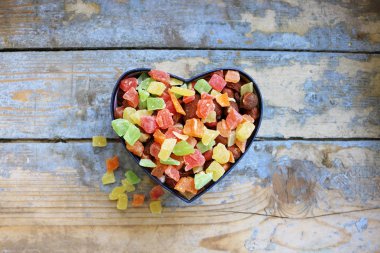 Kalp şeklinde kutu şekerler