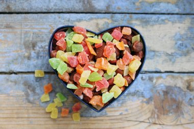 Kalp şeklinde kutu şekerler