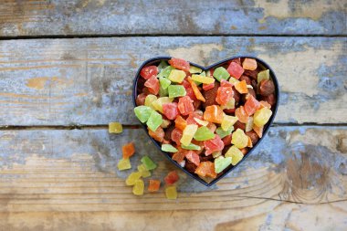 Kalp şeklinde kutu şekerler