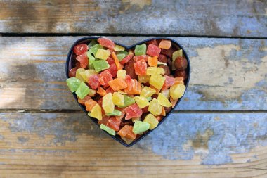 Kalp şeklinde kutu şekerler