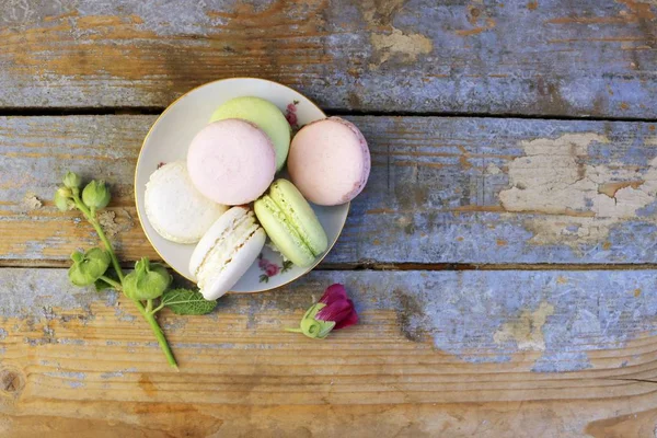 Macaroons pe un fundal din lemn — Fotografie, imagine de stoc