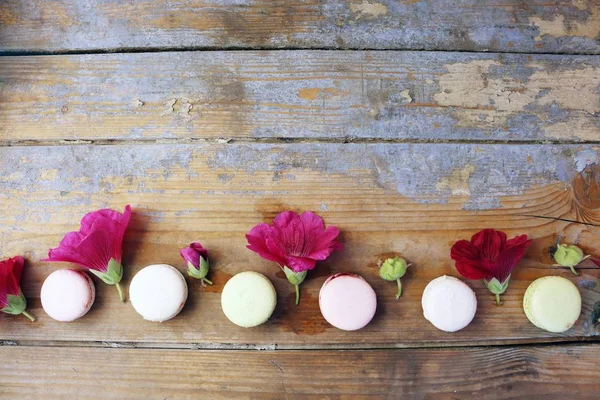 Macaroons pe un fundal din lemn — Fotografie, imagine de stoc