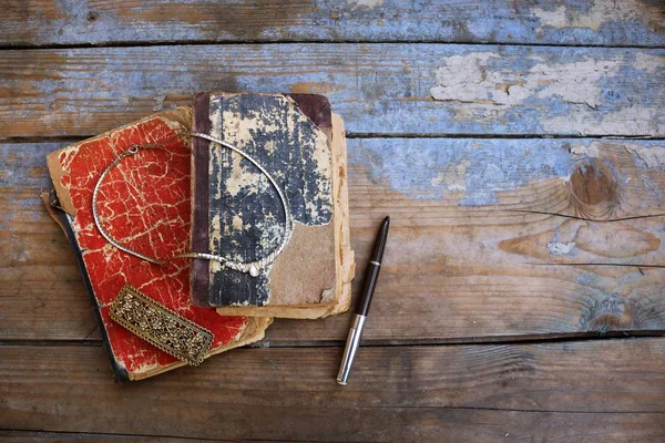 Starodawny stary książek na drewniane tła — Zdjęcie stockowe