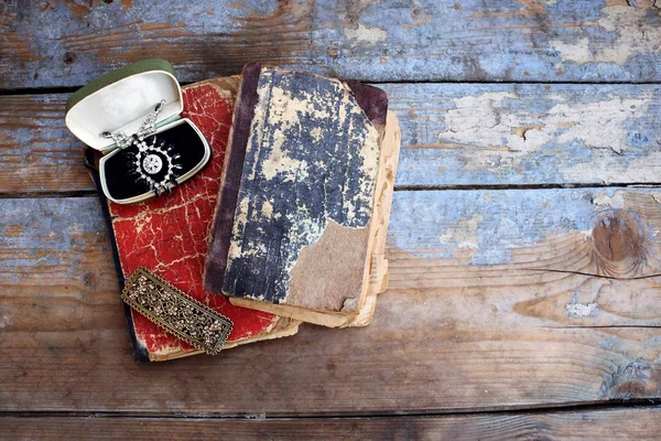 Vintage böcker och retro smycken på träbord — Stockfoto