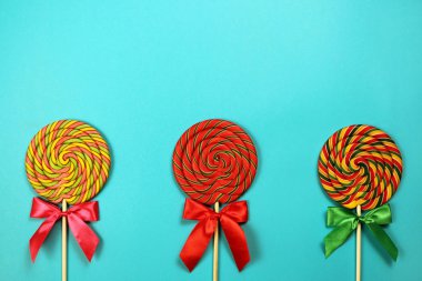  Renkli tatlılar ve mavi arka plan üzerinde lolipop