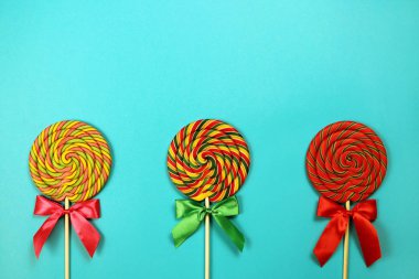  Renkli tatlılar ve mavi arka plan üzerinde lolipop