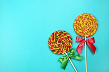  Renkli tatlılar ve mavi arka plan üzerinde lolipop
