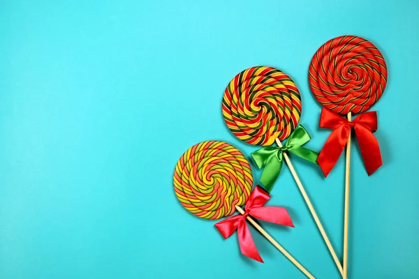 Renkli tatlılar ve mavi arka plan üzerinde lolipop