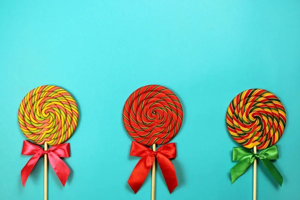  Renkli tatlılar ve mavi arka plan üzerinde lolipop
