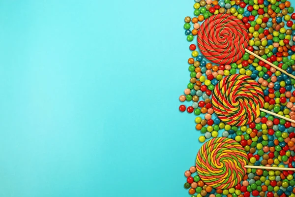  Renkli tatlılar ve mavi arka plan üzerinde lolipop