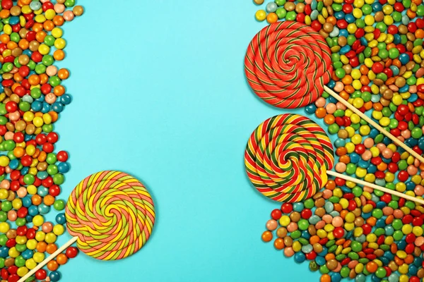  Renkli tatlılar ve mavi arka plan üzerinde lolipop
