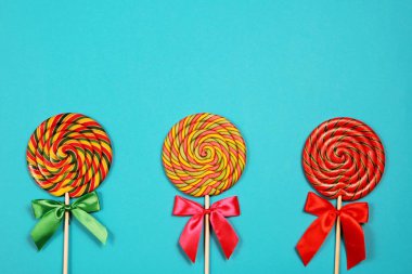 Mavi arka plan üzerinde üç lolipop