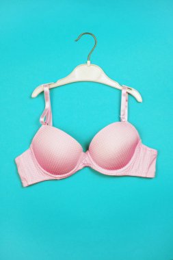 Askı mavi arka plan üzerinde sutyen