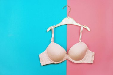Askı iki ton arka plan üzerinde sutyen