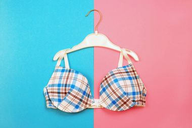 Askı iki ton arka plan üzerinde sutyen
