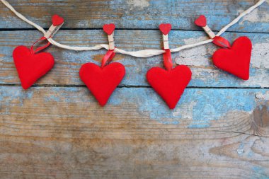 Ahşap arka plan üzerinde kırmızı kalpler. Sevgililer günü tebrik kartı. Kopya alanı ile Üstten Görünüm