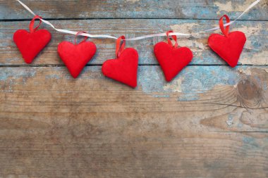 Ahşap arka plan üzerinde kırmızı kalpler. Sevgililer günü tebrik kartı. Kopya alanı ile Üstten Görünüm