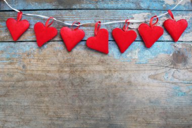 Ahşap arka plan üzerinde kırmızı kalpler. Sevgililer günü tebrik kartı. Kopya alanı ile Üstten Görünüm