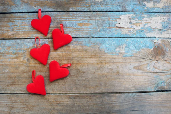 Rode harten op houten achtergrond. De kaart van de groet van de dag van Valentijnskaarten. Bovenaanzicht met kopie ruimte — Stockfoto