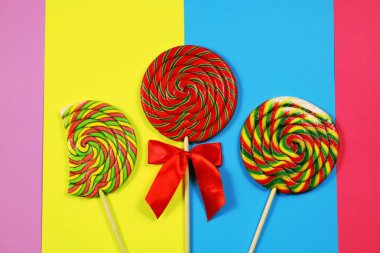 Çok renkli arka plan üzerinde lolipop