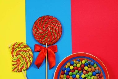 Çok renkli arka plan üzerinde lolipop