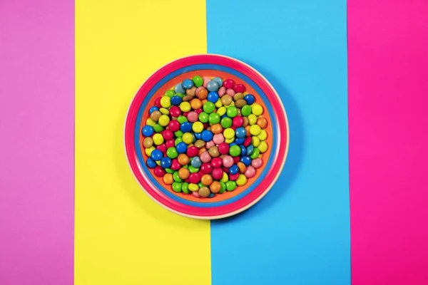 Placa de doces em fundo multicolorido — Fotografia de Stock