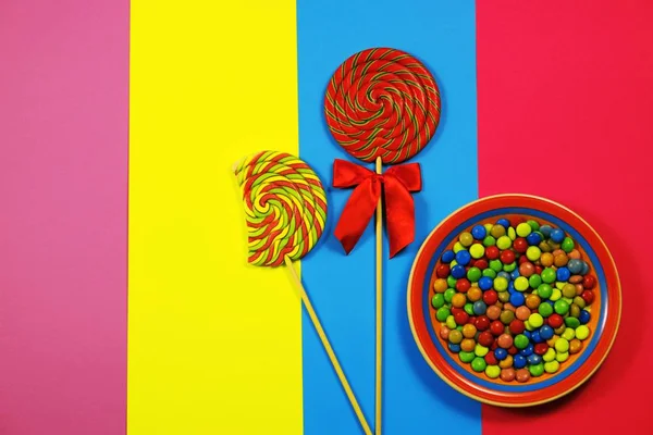 Lollipops em fundo multicolorido — Fotografia de Stock