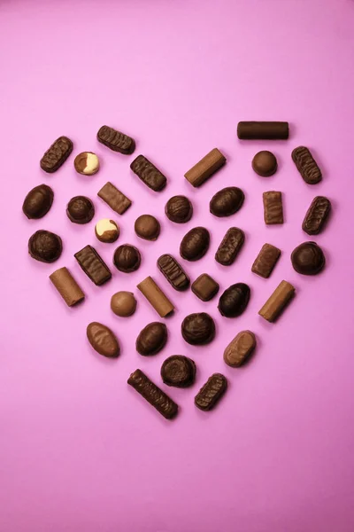 Форма сердца, сделанная с различными типами chocolate.Saint Валентина день концепция — стоковое фото