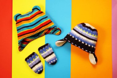 Örgü şapka ve eldiven çok renkli arka plan üzerinde