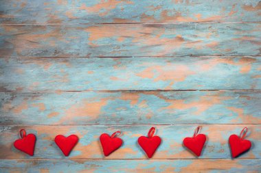 Ahşap arka plan üzerinde kırmızı kalpler. Sevgililer günü tebrik kartı. Kopya alanı ile Üstten Görünüm