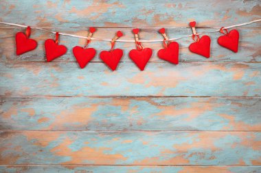 Ahşap arka plan üzerinde kırmızı kalpler. Sevgililer günü tebrik kartı. Kopya alanı ile Üstten Görünüm