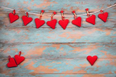 Ahşap arka plan üzerinde kırmızı kalpler. Sevgililer günü tebrik kartı. Kopya alanı ile Üstten Görünüm