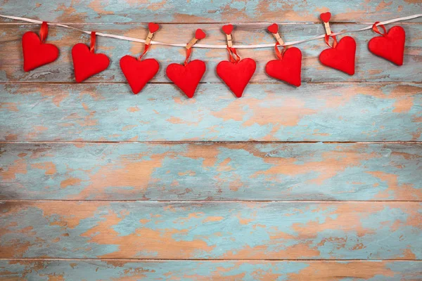 Ahşap arka plan üzerinde kırmızı kalpler. Sevgililer günü tebrik kartı. Kopya alanı ile Üstten Görünüm