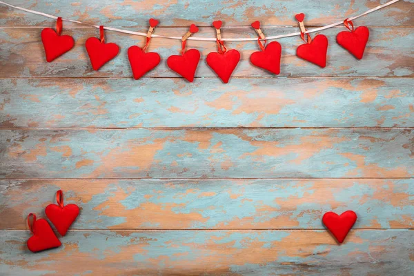 红色的心，在木制的背景。情人节贺卡。顶视图与副本空间 — 图库照片