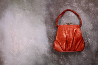 Kırmızı deri çanta, retro tarz