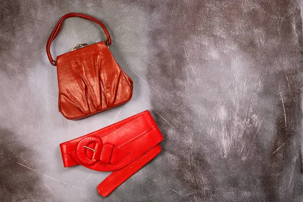 Kırmızı deri çanta ve kemer, retro tarz — Stok fotoğraf