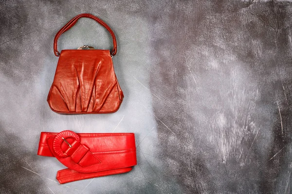 Handtasche und Gürtel aus rotem Leder im Retro-Stil — Stockfoto