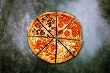 Dilim pizza karanlık dokulu bir arka plan üzerinde farklı dolguları ile