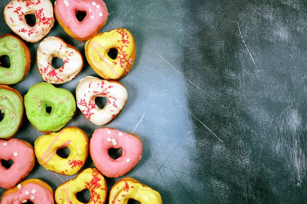 Donuts en forma de corazón sobre fondo texturizado — Foto de Stock