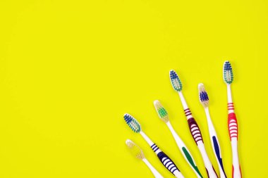 Sarı zemin üzerine diş fırçaları