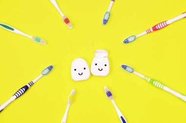 Diş fırçası ve diş ipi Sarı zemin üzerine