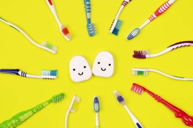 Diş fırçası ve diş ipi Sarı zemin üzerine