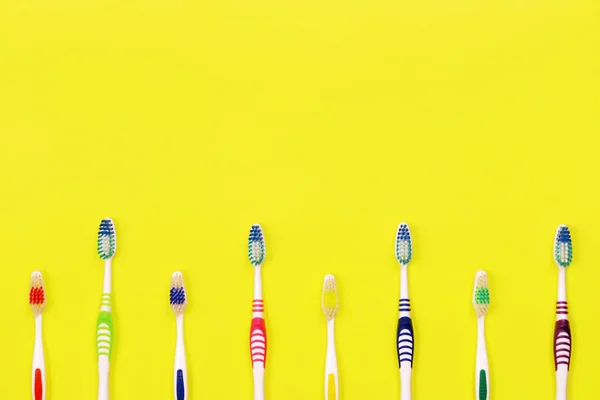 Zahnbürsten Auf Gelbem Hintergrund — Stockfoto